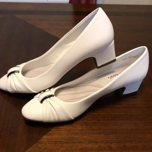 Easy Street size 8-1/2M white dress heels.